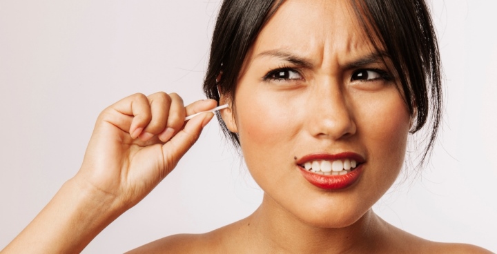 Lấy ráy tai thường xuyên có bị điếc không?